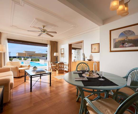 Ilis Suite Sharing Pool - Lounge area