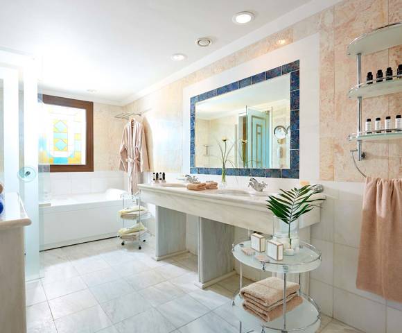 Maisonette Sharing Pool - Bathroom