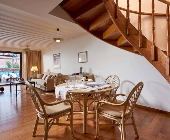 Maisonette Sharing Pool - Lounge area